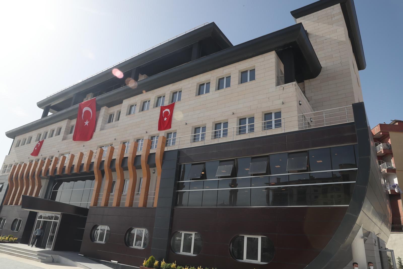 İnşaatı tamamlanan Şırnak Belediye binası Nuh’ un Gemisi’ni andıran tarzıyla büyük ilgi topladı