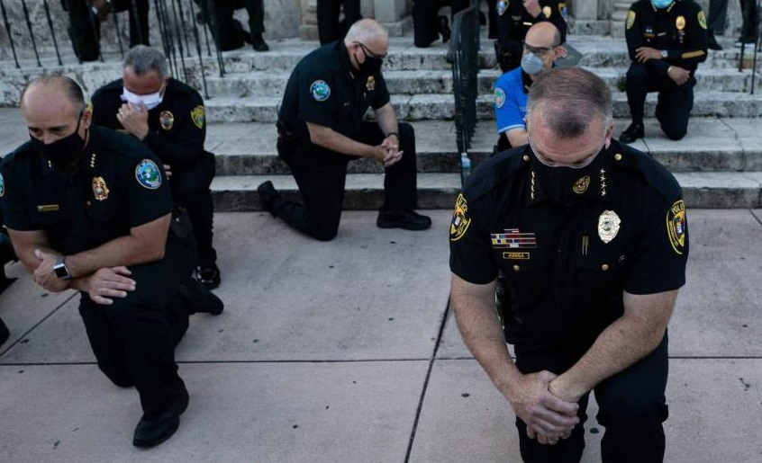 Amerika’ da bazı polisler protestocular geldiğinde dizlerinin üstüne çöktü af diledi