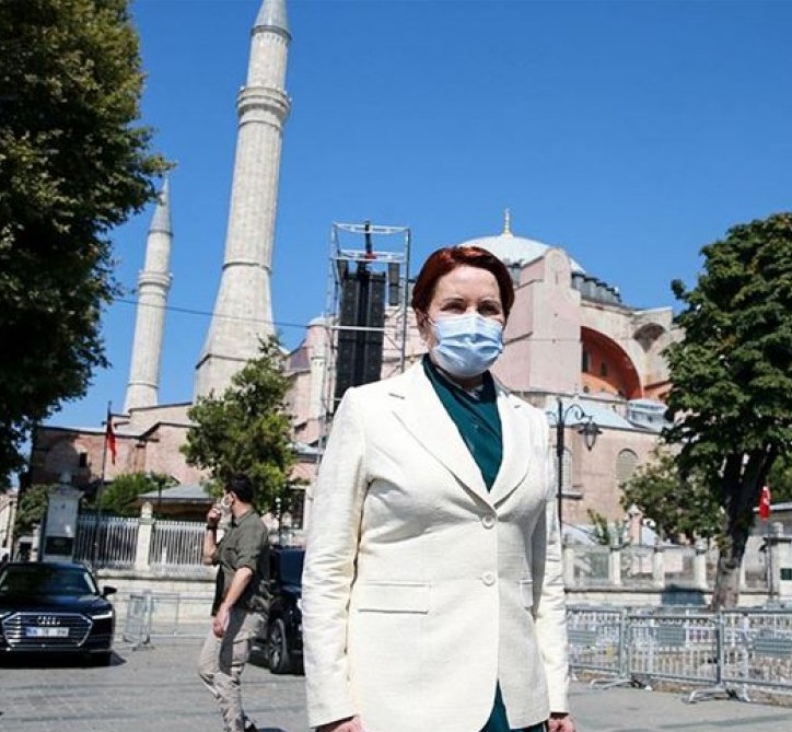 İYİ Parti Başkanı Akşener Ayasofya ziyaretinde milli vicdanda yer bulan kahramanlarımızı yad etti