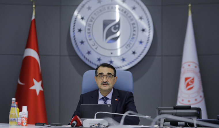 Yerli-Milli güneş panellerinin ilki Konya Karapınar’daki alana monte edilmeye başlandı
