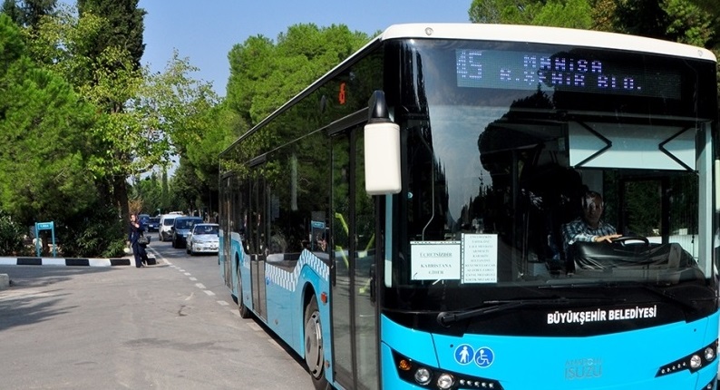 Şehir içi toplu ulaşım araçlarıyla ücretsiz seyahat kartlarına vize ücreti alınabilir mi?