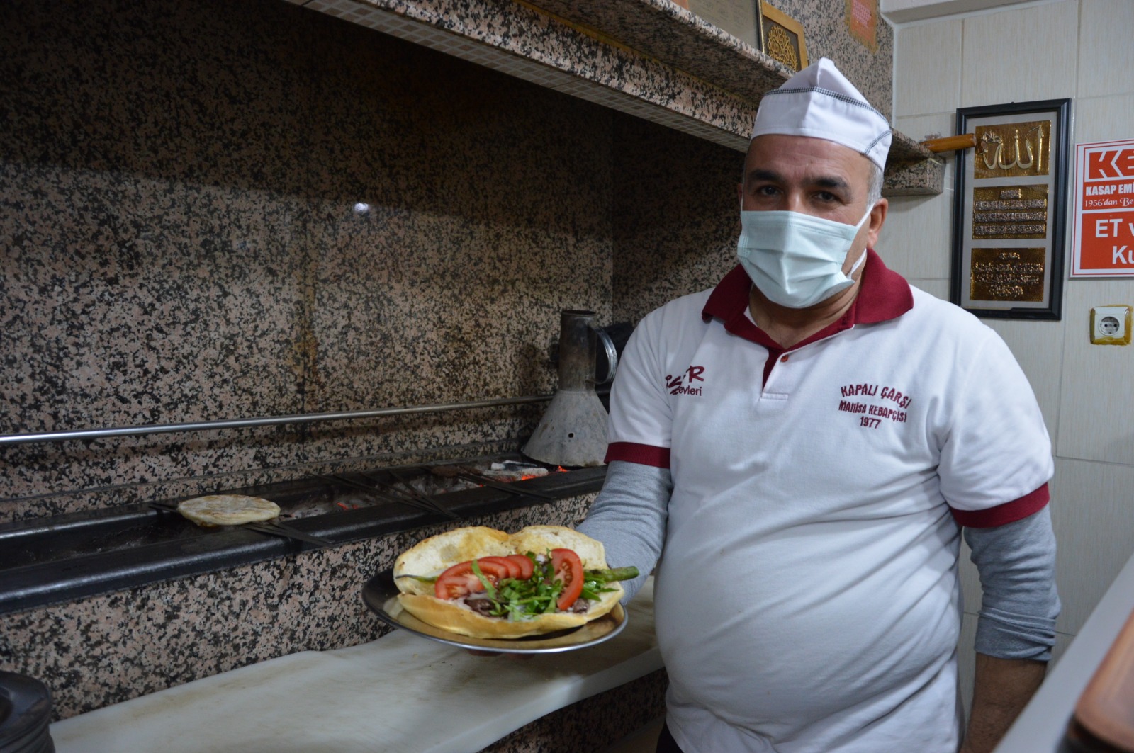 300 yıllık Manisa kebabı ekmek arasına girdi