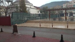 Muğla’da Kurşunlu Camii her geçen gün toprağa biraz daha gömülüyor!