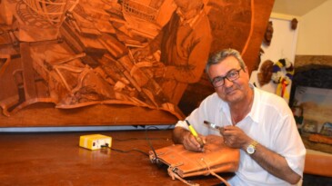 Takis Psarros, ateşle deriyi sanatla buluşturan sanatçı