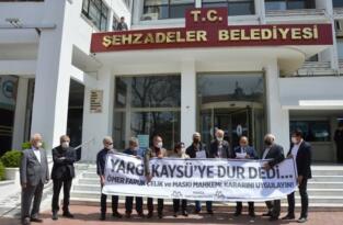 ŞEHZADELER BELEDİYESİ ÖNÜNDE KATI ATIK BEDELİ AÇIKLAMASI!