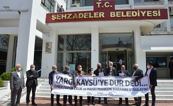 ŞEHZADELER BELEDİYESİ ÖNÜNDE KATI ATIK BEDELİ AÇIKLAMASI!