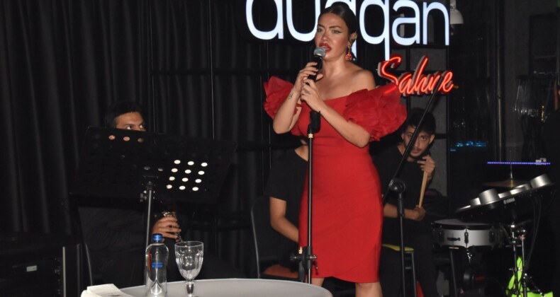 Lara kendisini dinlemeye gelenleri sesi ve güzelliğiyle büyüledi!