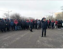 Kazakistan’ da halk ekonomik krizi protesto ediyor!