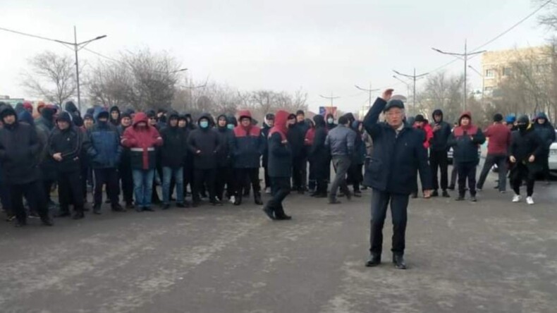 Kazakistan’ da halk ekonomik krizi protesto ediyor!