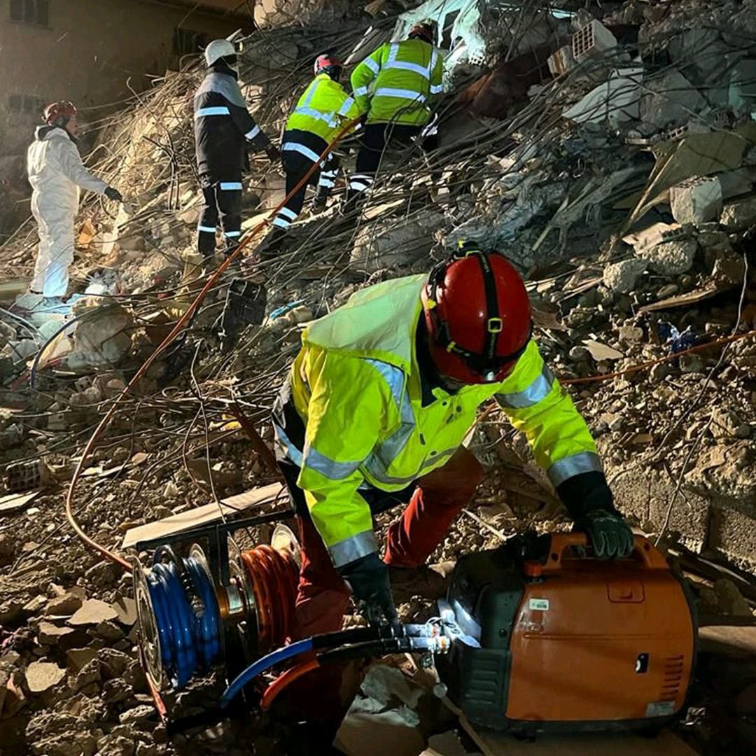 Madenciler iş makinalarını, arama kurtarma ekiplerini deprem bölgelerine sevk etti