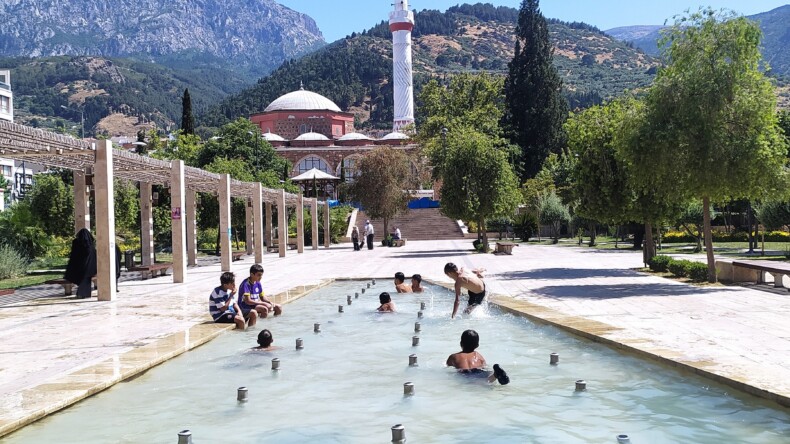 Sıcaklar Bunaltıyor Ama Süs Havuzlarına Girmek Riskli!