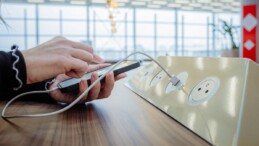 Ortak alanlarda telefon şarj ederken iki kere düşünün