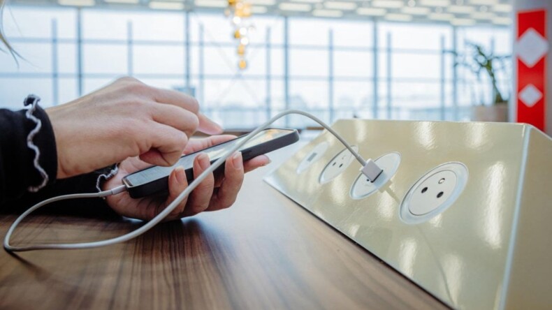 Ortak alanlarda telefon şarj ederken iki kere düşünün