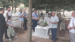 Yazar Ahmet Doğan Özeke, vefatının seneyi devriyesinde kabri başında anıldı.