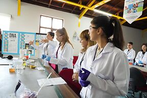 Amgen Biyoteknoloji Gençleri Bilimsel Keşifle Tanıştırıyor!