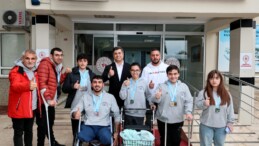 Şampiyon yüzücüleri Gençlik ve Spor İl Müdürü Öztürk, makamda ağırladı..