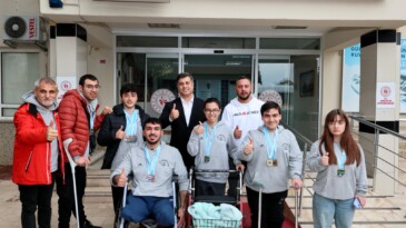 Şampiyon yüzücüleri Gençlik ve Spor İl Müdürü Öztürk, makamda ağırladı..