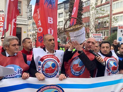 Manisa’daki Sendikalardan TÜİK önünde mumlu ve boş sepetli eylem…