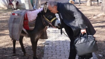 Türkiye’nin Eşekli Dostoyevski’si Ersin Bilge, 14 Bin Çocuğu Kitapla Buluşturdu