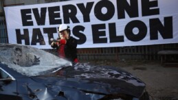 İngiltere’de Elon Musk’a yönelik protestolar