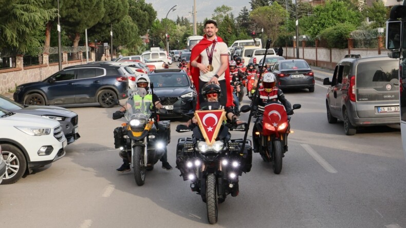 Kerem Kamal, memleketi Manisa’da şampiyona yakışır şekilde karşılandı