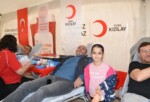 Manisa’da kan veren babalara çocuklarından destek…