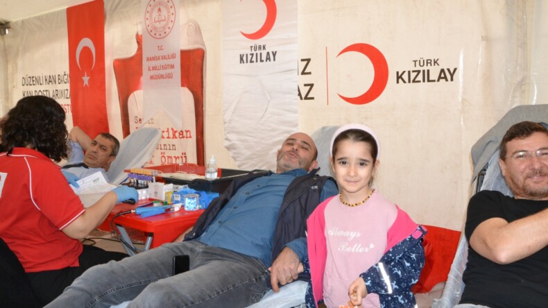 Manisa’da kan veren babalara çocuklarından destek…