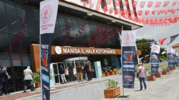 Bakan Nuri Ersoy Ege Bölgesi’nin en modern kütüphanesi Manisa’da açtı..