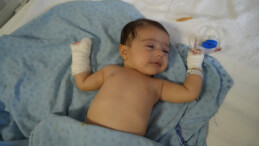 Adıyaman’da hemşire serumu makasla çıkarırken bebeğin parmağını kesti