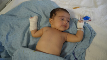 Adıyaman’da hemşire serumu makasla çıkarırken bebeğin parmağını kesti