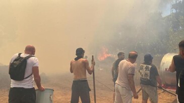 Son dakika: Antalya’da orman yangını! Turistler alevlere müdahale etti