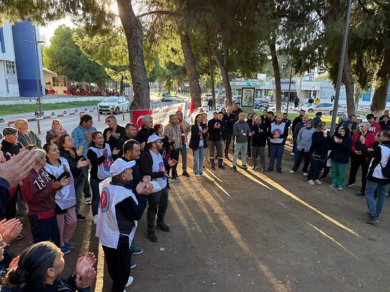 Ege Üniversitesi çalışanları Maaş/İkramiye alacakları için hastane önünde eylemde!