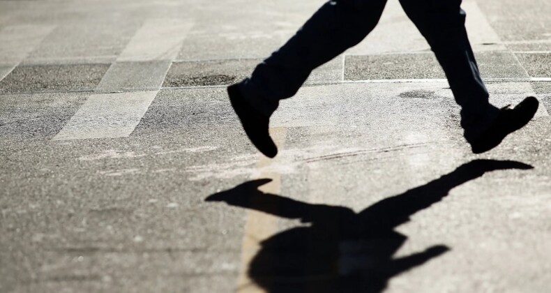 İlginç yasak: Hızlı yürüyenler cezalandırılacak