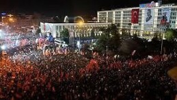 GELİNEN SÜREÇ İKTİDARIN KOLTUĞUNU ZORLUYOR