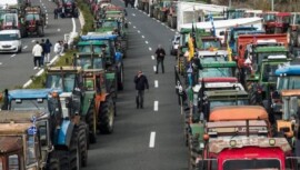 Yunanistan’da yolları kapatan çiftçiler ve polis arasında gerilim