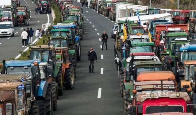 Yunanistan’da yolları kapatan çiftçiler ve polis arasında gerilim
