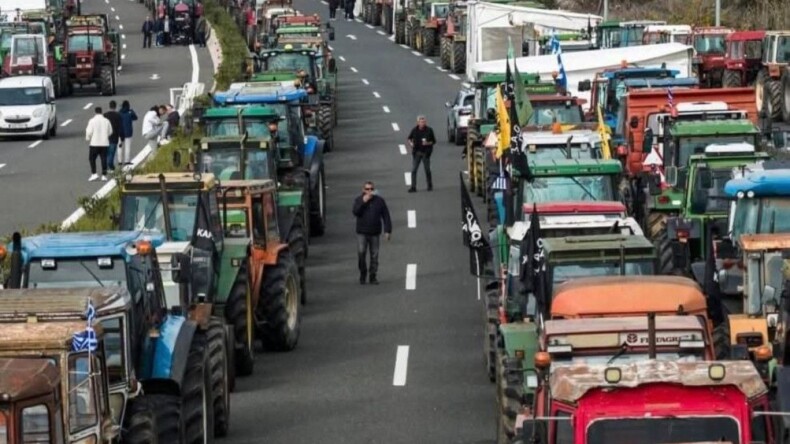Yunanistan’da yolları kapatan çiftçiler ve polis arasında gerilim
