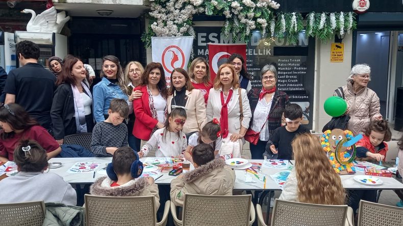 29 EKİM KADINLARI, 23 NİSAN COŞKUSUNU ÇOCUKLARA RESİMLERLE YAŞATTI